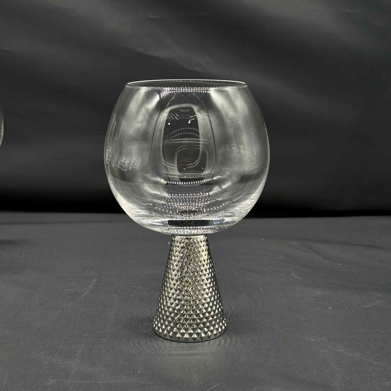 chất lượng Không có chì Crystal Electroplate Diamond Base Wine Glass Set Featuring Modern Art Phong cách độc đáo hoàn hảo cho bữa ăn thanh lịch và dịp đặc biệt nhà máy sản xuất