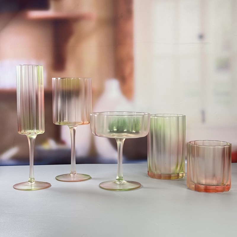 chất lượng 190ml Martini Glass Customized Sprayed Color Tri-color Gradient Frosted Coupe thích hợp cho cocktail phục vụ và Bar Display nhà máy sản xuất