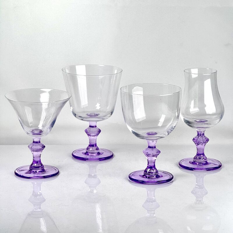 chất lượng 4‑Pack Vintage Purple Stem Wine Glasses, Assorted Shapes Clear Cup with Decorative Purple Stem, Handblown Glass Goblets for Wedding Party Home Tabletop Decoration nhà máy sản xuất