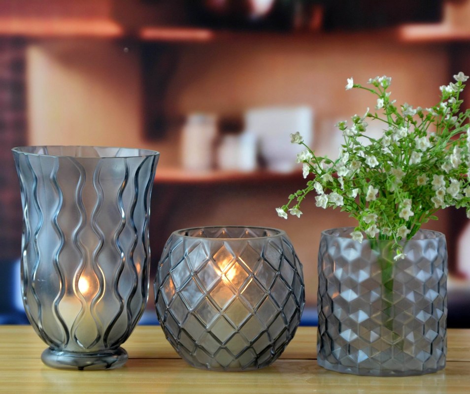 chất lượng 8" Grey Embossed Fence Pattern Glass Candle Holders nhà máy sản xuất