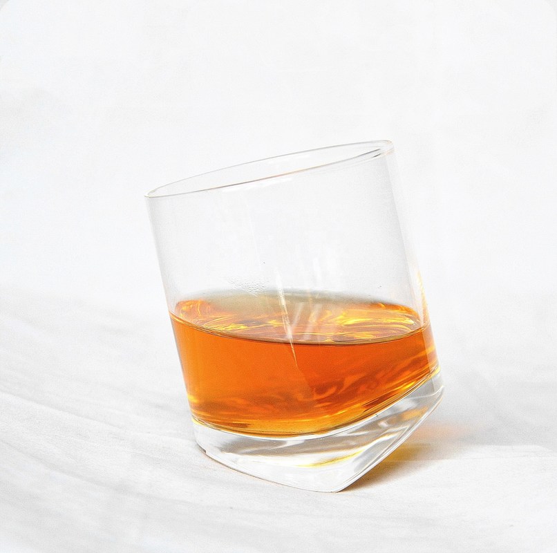 chất lượng Lead Free Slanted Bottom Round Whiskey Tasting Glasses nhà máy sản xuất