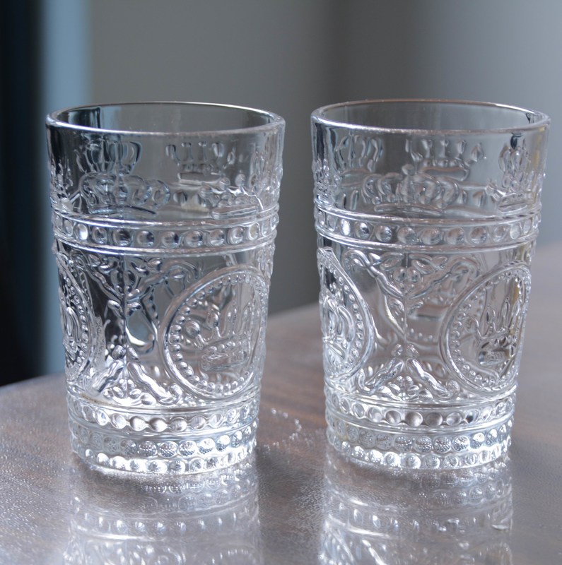 chất lượng 8Oz Crown Design Embossed Tumbler Drinking Glasses nhà máy sản xuất