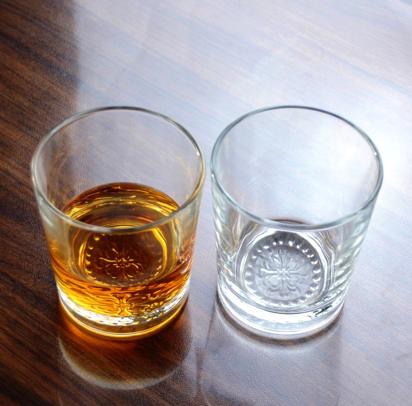 chất lượng Wholesale Concise Tumbler Drinking Glasses Customized Embossed Flower Pattern Double Old Fashion Glass Cup nhà máy sản xuất