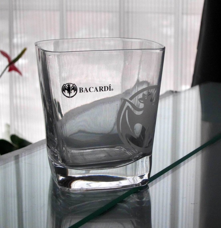 chất lượng Customize Print Logo Bacardi Whiskey Tumbler Glass , Square Whiskey Glasses nhà máy sản xuất