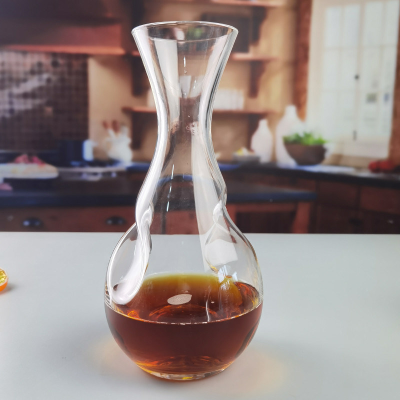 chất lượng 750ml SGS Aerating Crystal Wine Decanter With Twisted Swirling Design nhà máy sản xuất