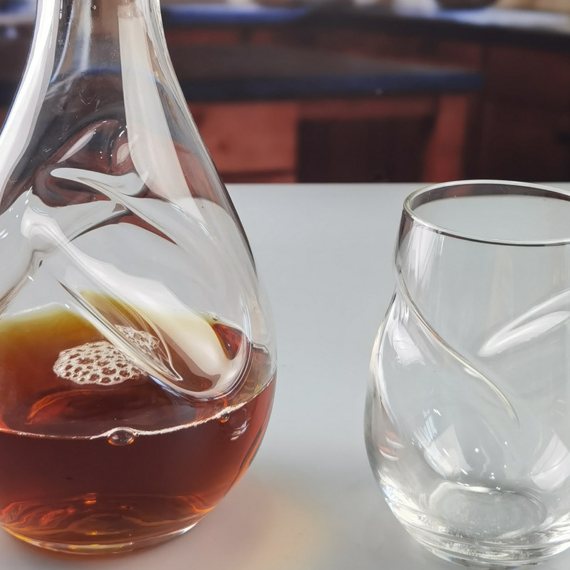 chất lượng 750ml SGS Aerating Crystal Wine Decanter With Twisted Swirling Design nhà máy sản xuất