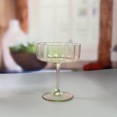 chất lượng 190ml Martini Glass Customized Sprayed Color Tri-color Gradient Frosted Coupe thích hợp cho cocktail phục vụ và Bar Display nhà máy sản xuất