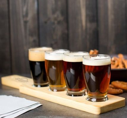 chất lượng Handmade 5oz Craft Beer Tasting Kit , Craft Beer Glasses Set With Wooden Paddle nhà máy sản xuất